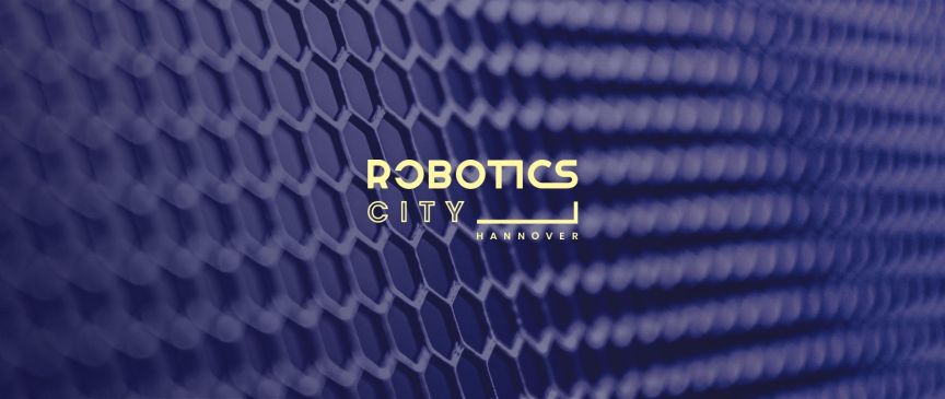 Logo „Robotics City Hannover" auf blauem Hintergrund mit Hexagonmuster.