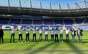 Der Roboter-Nachwuchs mit Wirtschaftsdezernent Ulf-Birger Franz (rechts), Roberta-Gründerin Ina May (2. von rechts) und Hannover 96 Geschäftsführer Robert Schäfer (links).