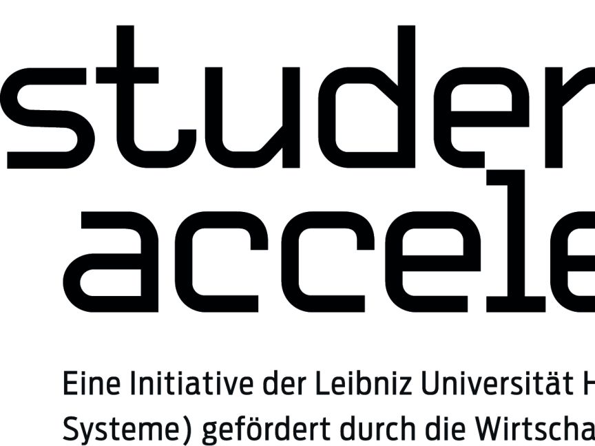 Logo "student/accelerator" mit blauem Schrägstrich und orangenen Pfeilen. Untertitel: Initiative der Leibniz Universität Hannover.