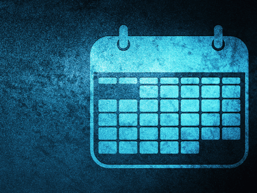 Blaues Kalender-Icon auf dunklem, strukturiertem Hintergrund mit Gitterraster und zwei Ringösen oben.